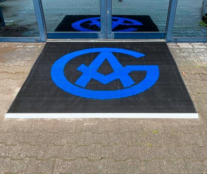 Hoemat meet de matten in en leggen voor een perfect resultaat Ingemeten en gelegd